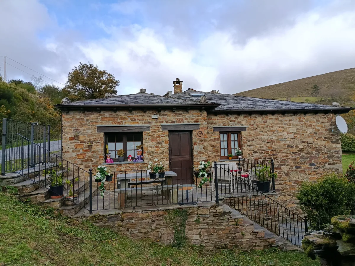 Fachada principal de Casa El Teixo en Taramundi