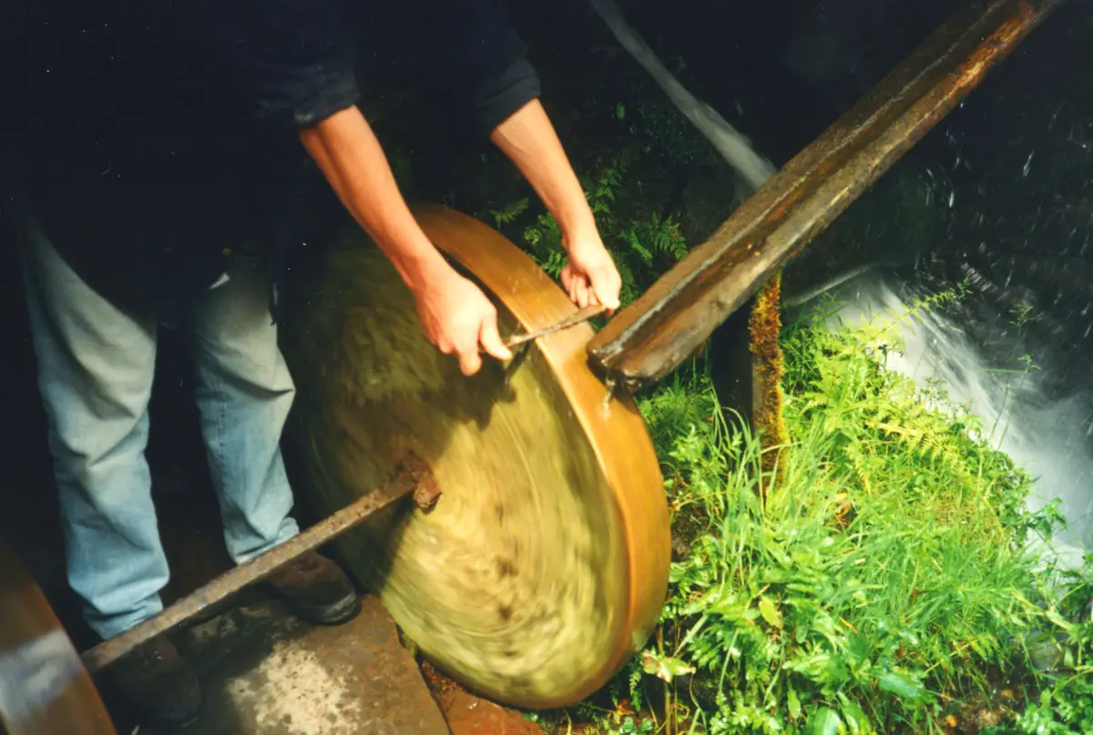 Piedra de afilar movida por agua en Os Teixois, patrimonio artesanal de Taramundi