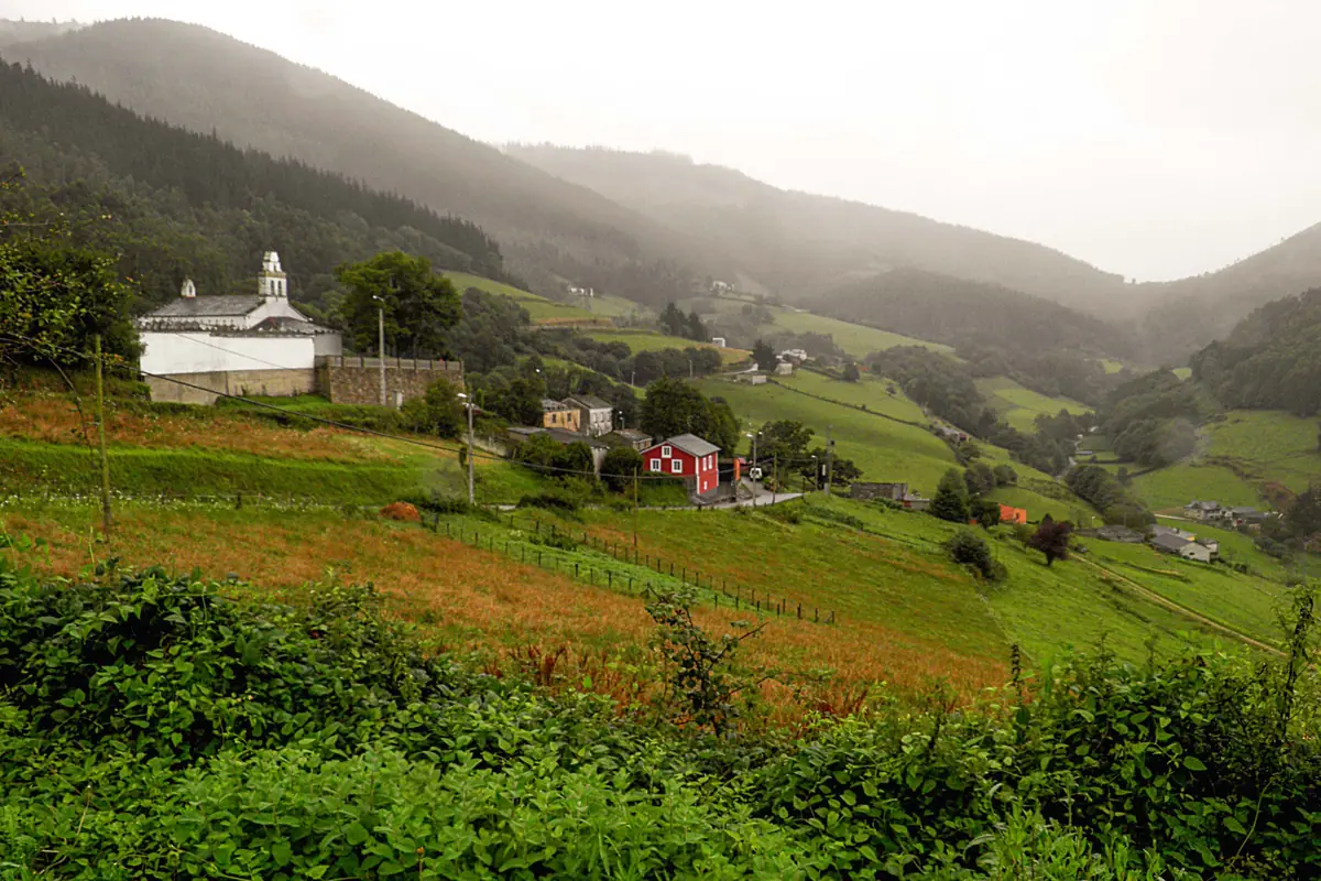 Paisaje rural de Ouria con montañas y pueblos del concejo de Taramundi